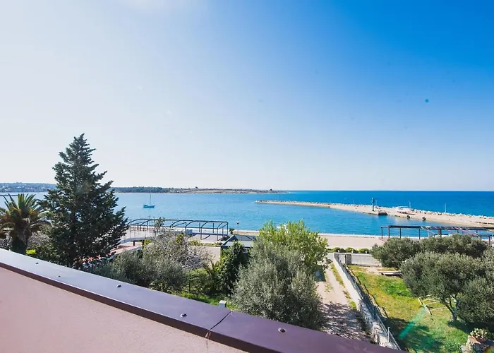 Apartments By The Sea Semy